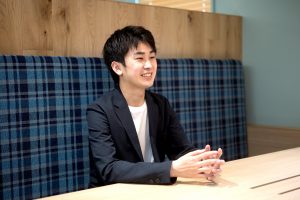 笑顔で高校生時代を語る市川CEO