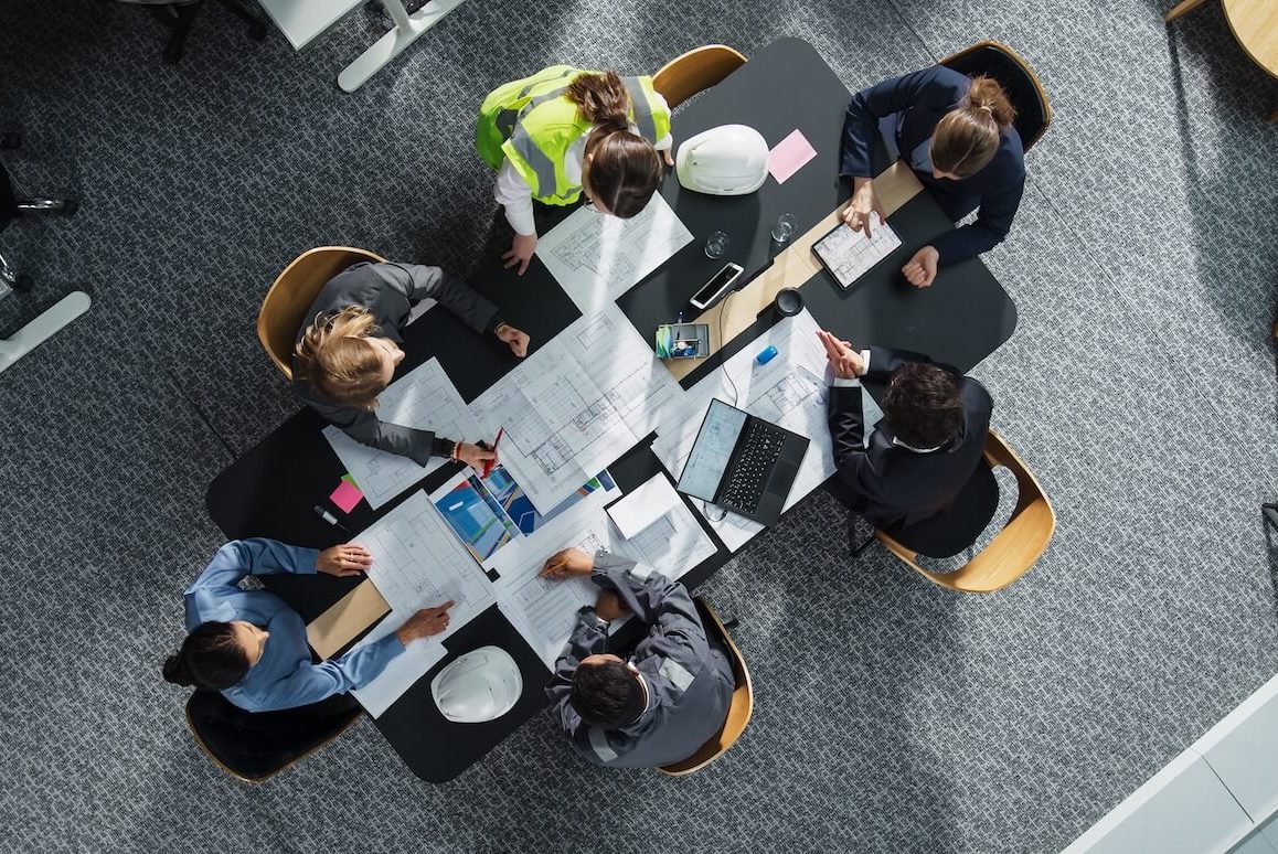 不動産仕入れについてミーティングしている様子