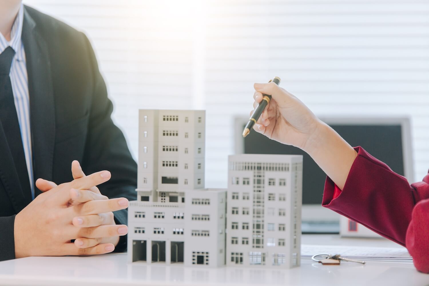 用地仕入れについて打ち合わせしている様子